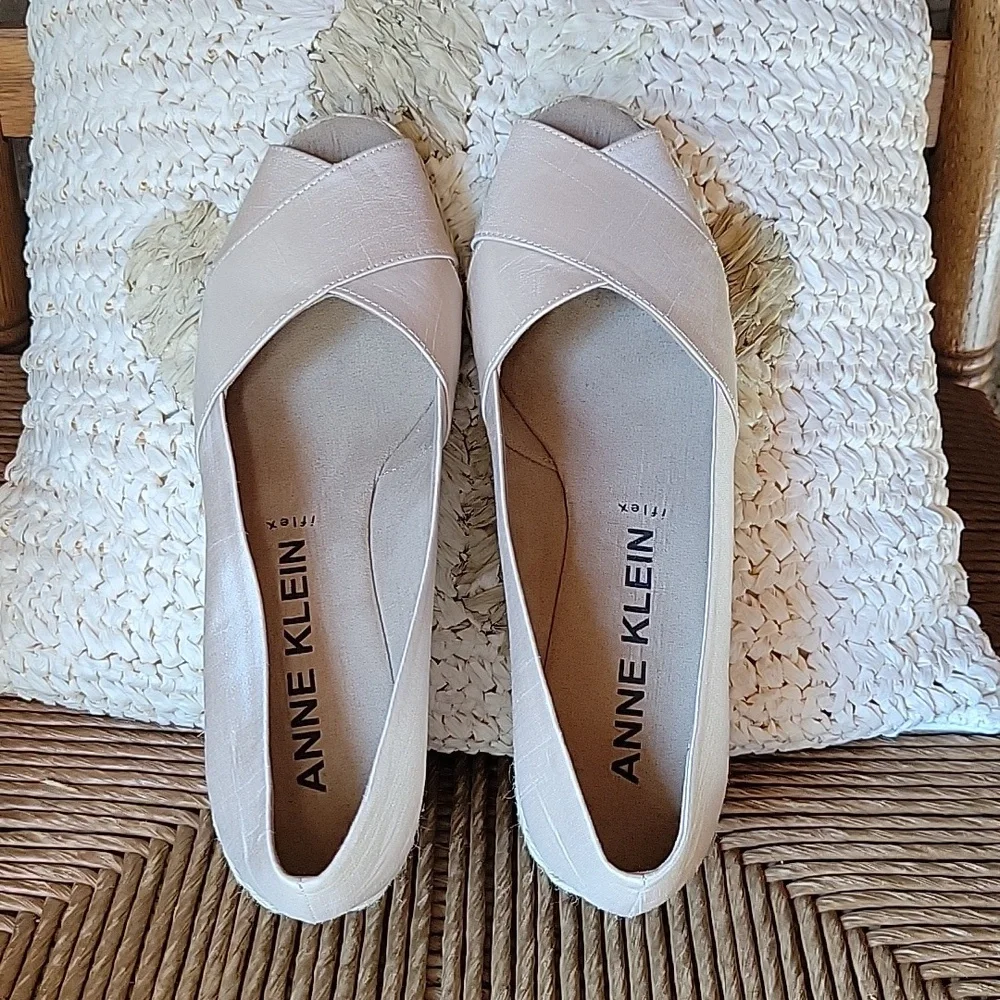 NWOT, Anne Klein Ezzie espadrille open toe sandals, size 9